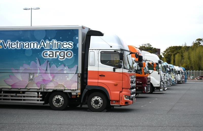 海外から成田空港に届いた貨物の積み込み作業が始まるまで待機する複数のトラック＝２７日、成田市
