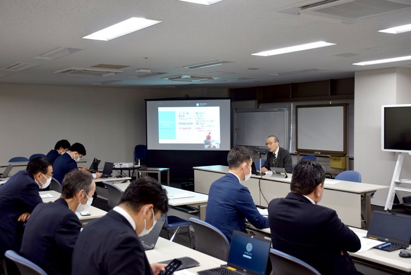 セミナー会場で県警の担当者から説明を聞く参加者＝千葉市中央区