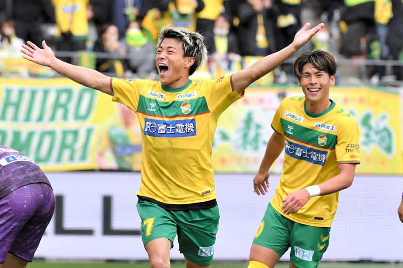 千葉―藤枝　後半２０分、自身２点目となるチーム４点目を決めて駆け出す千葉の田中（左）＝２日、フクダ電子アリーナ