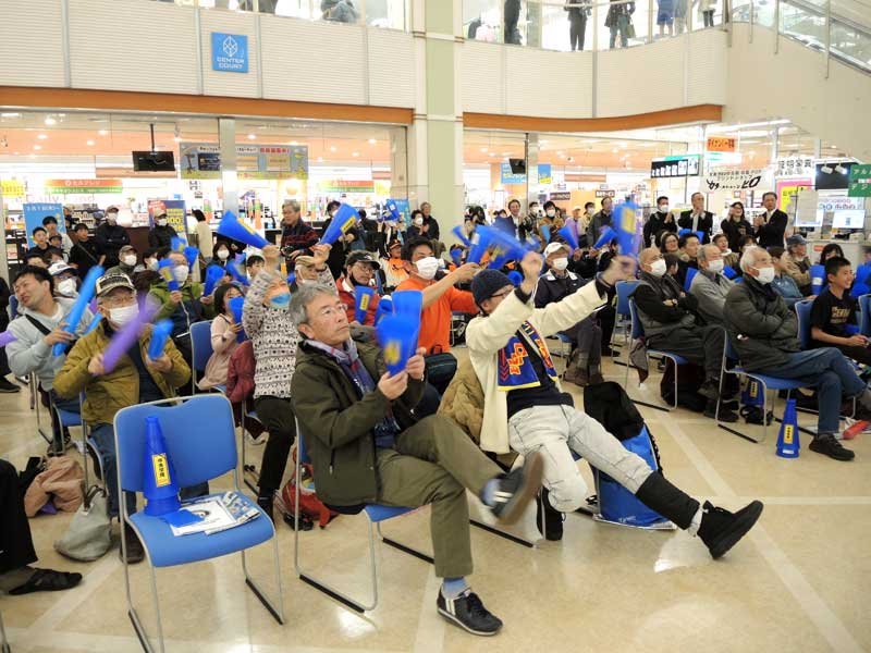 ＰＶ会場で中央学院ナインに声援を送る我孫子市民ら＝２０日、同市