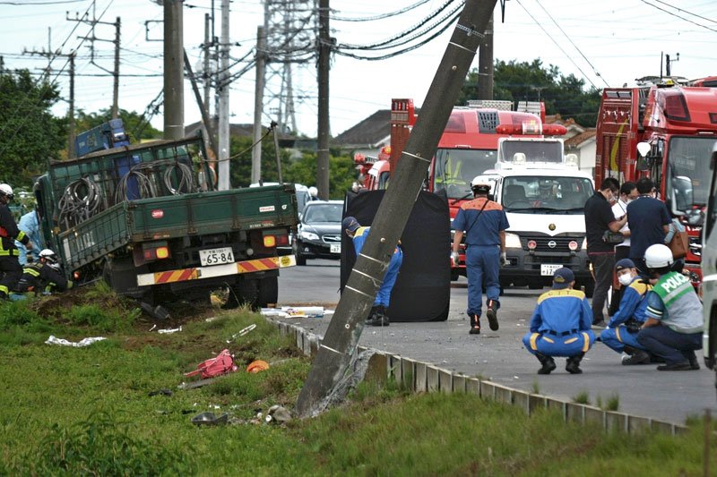 惨状が残る八街児童５人死傷事故の現場を調べる県警の捜査員。ランドセルや校帽、水筒などが散乱していた＝２０２１年６月２８日、八街市
