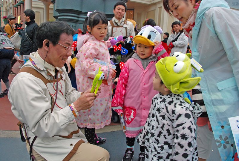 子どもを笑顔にさせるのも、お手のもの＝３月、浦安市の東京ディズニーランド