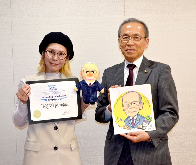 世界大会で２位に輝いた浜田さん（左）と似顔絵を贈られた松戸市長＝船橋市役所