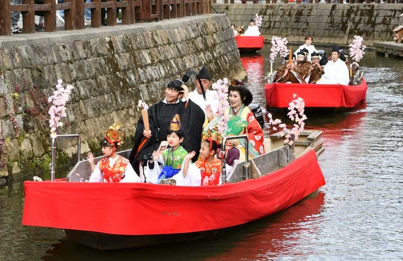 華やか一行、小江戸巡る　ひな人形姿で水上パレード　香取・佐原の小野川