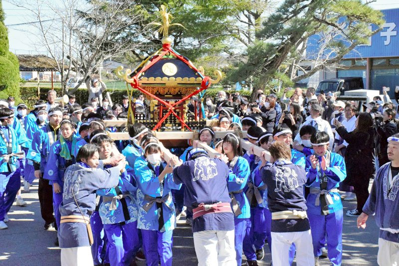 卒業の門出に中学生みこし担ぐ　白子中３年生「最高の思い出できた」　地元神社発案の計らい、後輩も出迎え
