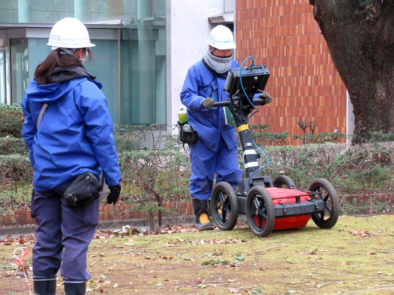 千葉商科大で行われる地中レーダー探査＝５日、市川市