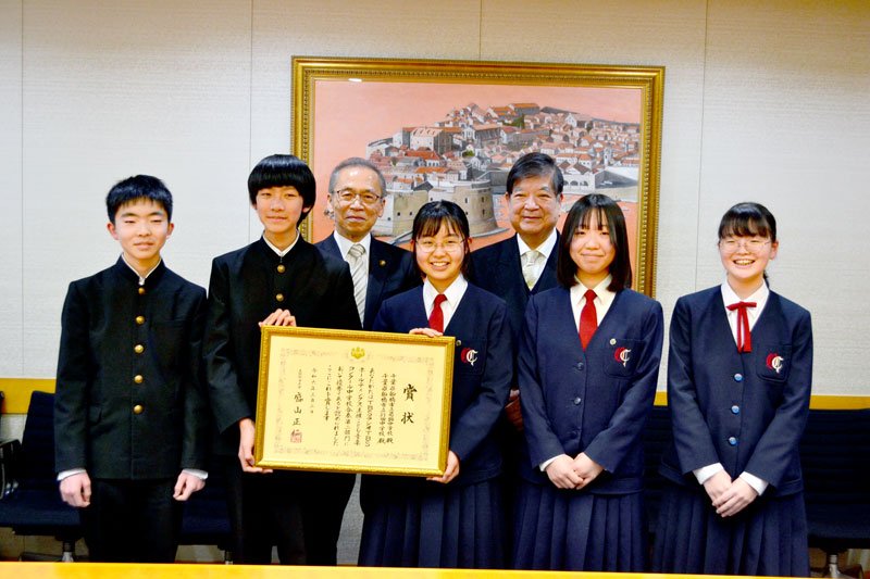 合同出場したコンクールで全国１位に輝き、２冠を達成した葛飾中と行田中管弦楽部の生徒ら＝７日、船橋市役所