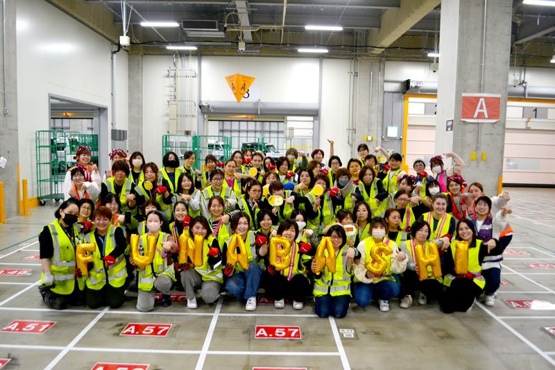 女性のみの業務が始まるのを前に意気込む従業員たち＝８日、船橋市