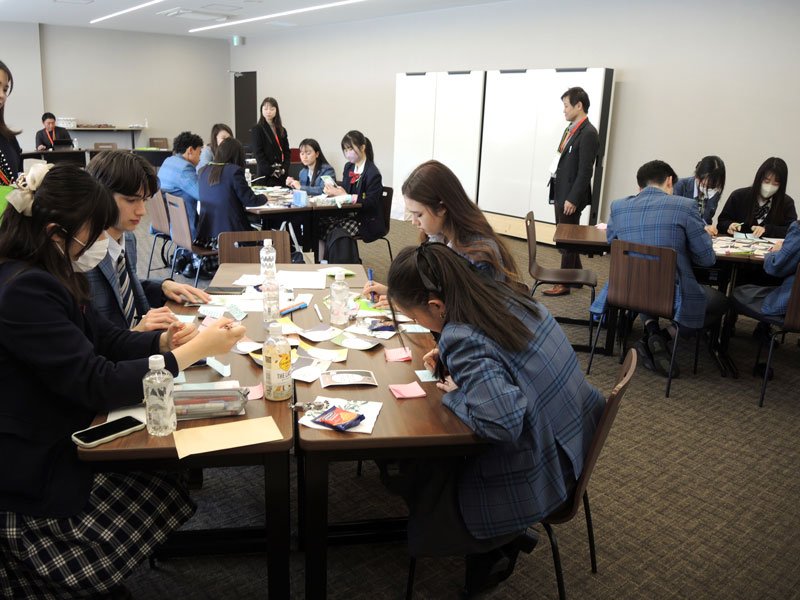 ラグビースクールジャパンで行われたワークショップに参加する同校生や日本人高校生たち＝柏市