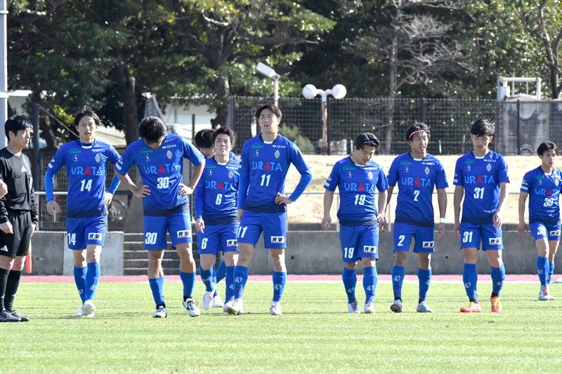 マルヤス岡崎との開幕節に敗れ、肩を落とすブリオベッカ浦安イレブン＝１０日、ゼットエー