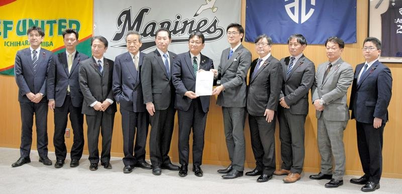 空き家対策の提言書を提出した千葉市議会都市建設委の委員ら＝市役所
