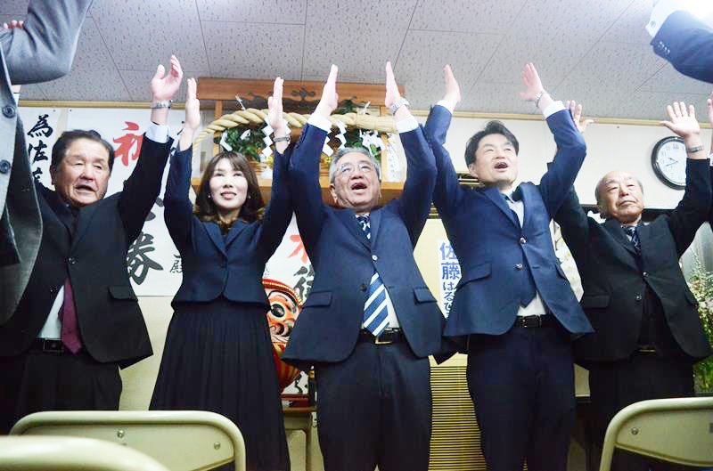 横芝光町長選で５回目の当選を決め、支持者らと万歳する佐藤氏（中央）＝１７日夜、同町
