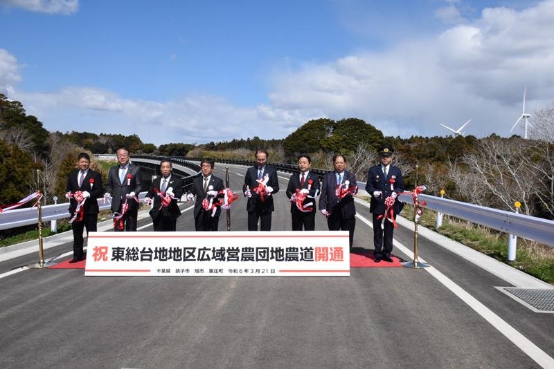 開通式で記念のテープカットをする出席者＝２１日、銚子市
