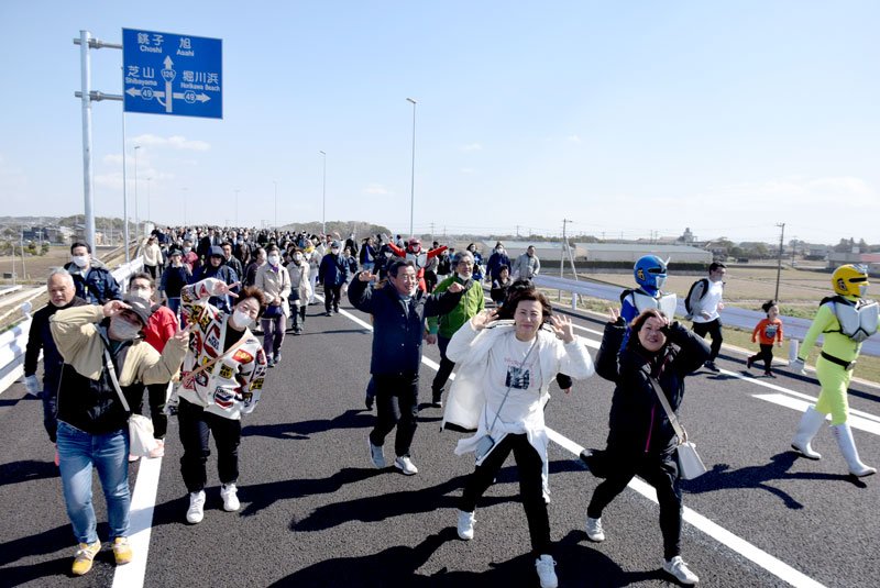 オープニングの「歩き初め」で匝瑳市側から歩く市民ら＝２０日、匝瑳市
