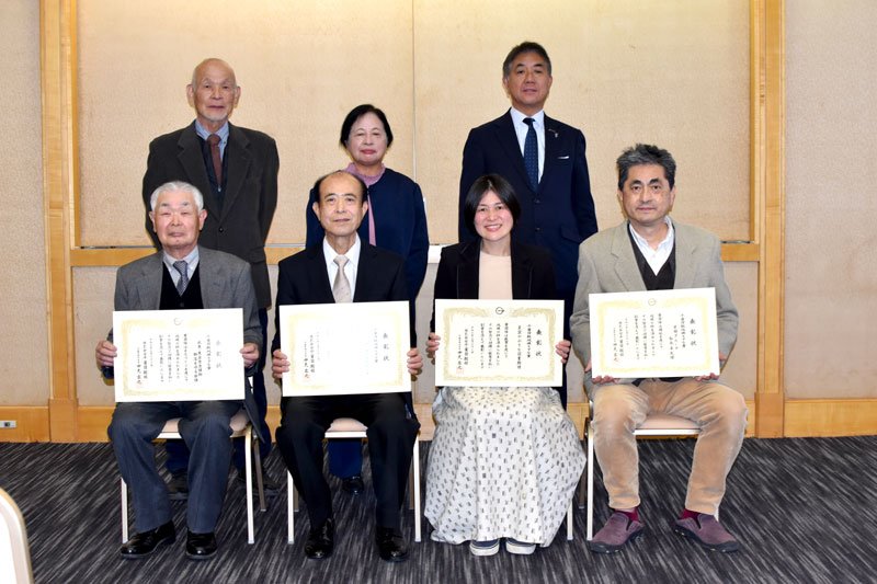 「千葉日報地域きずな賞」を受賞した４団体の代表者ら＝２１日、千葉市中央区内のホテル
