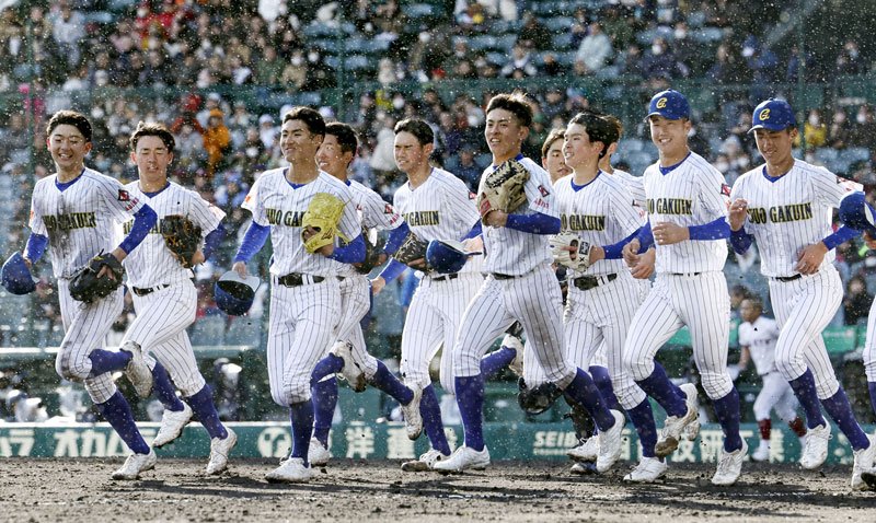 耐久に快勝し、応援席へ駆け出す中央学院ナイン＝２０日、甲子園（共同）