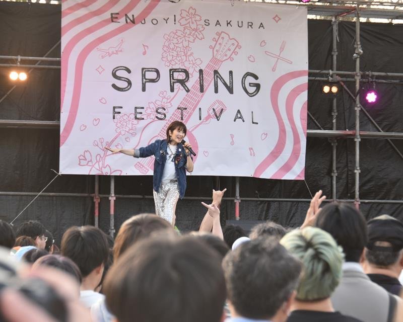 佐倉市制施行７０周年記念の野外音楽イベントで熱唱する佐倉親善大使の荻野目さん＝３０日、同市の佐倉城址公園本丸跡
