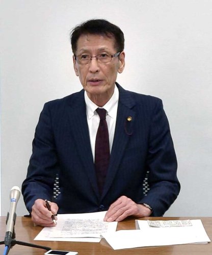 会見する永野市議＝市原市役所