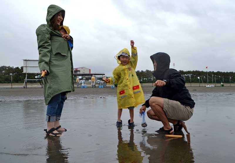 「大きいの採れた」とはしゃぐ子どもと家族＝２４日、船橋市のふなばし三番瀬海浜公園