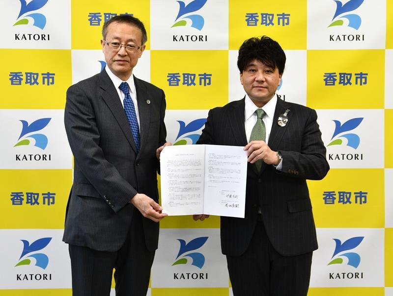 協定を結んだ伊藤市長（右）と菊地会長＝香取市役所
