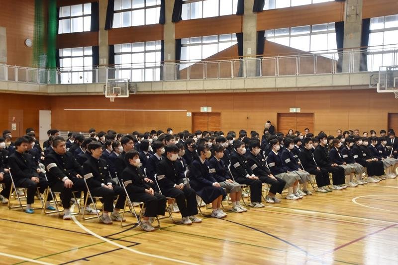 統合後初の始業式に臨む南房総中の生徒たち
