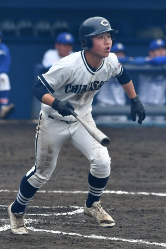千葉商－検見川　１０回表千葉商２死二、三塁、石川が右越え２点三塁打を放つ＝県総合ＳＣ
