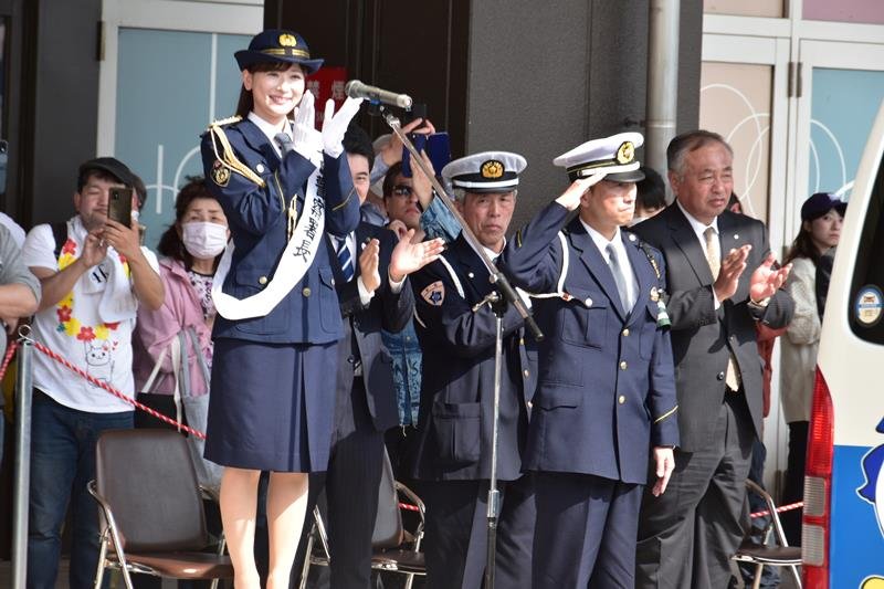 四街道署の一日警察署長として、白バイなどを拍手で送り出す皆藤さん＝１４日、四街道市
