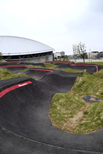 千葉公園に「芝庭」誕生　２６日グランドオープン　スタバなどカフェ、人気パン店出店　ＢＭＸ・スケボーコースも