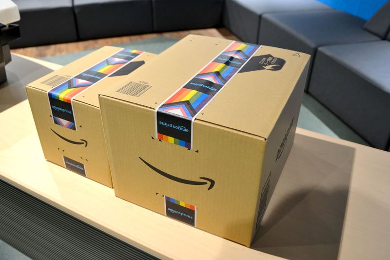 虹色テープで商品梱包　「多様性尊重考える契機に」　アマゾン　千葉みなとＦＣで表明