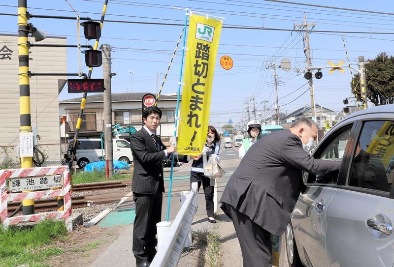 鎌池踏切前でドライバーに事故防止を呼びかける土沢千葉支社長（右）＝１５日午前、千葉市若葉区
