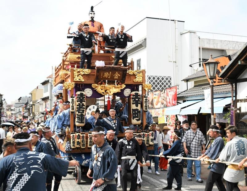 成田山新勝寺の参道で引き回される山車。写真は２０２３年７月に開かれた成田祇園祭＝成田市
