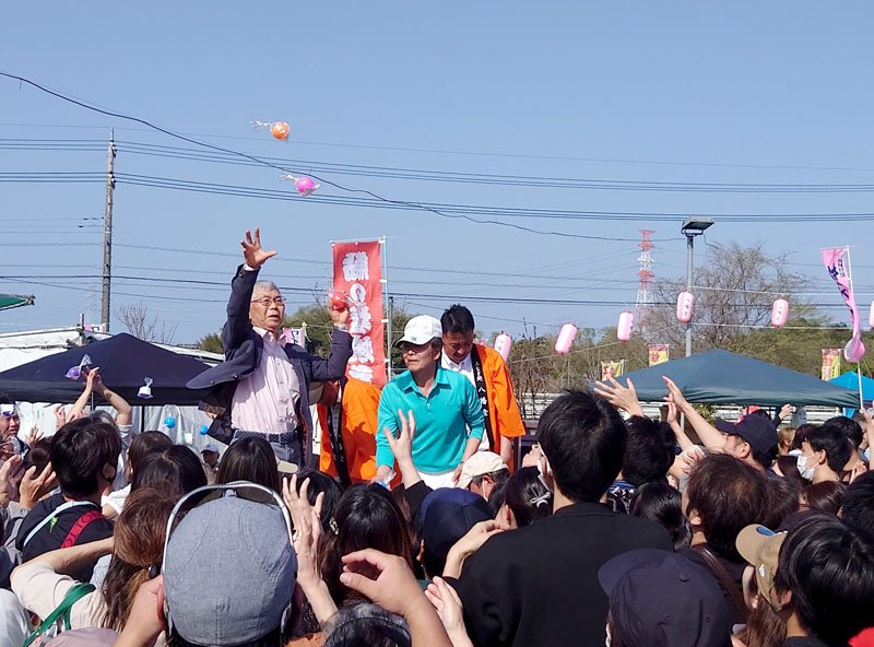 ふれあい祭りで盛況だった「お楽しみボール投げ」＝市原市の八幡屋ふれあい広場