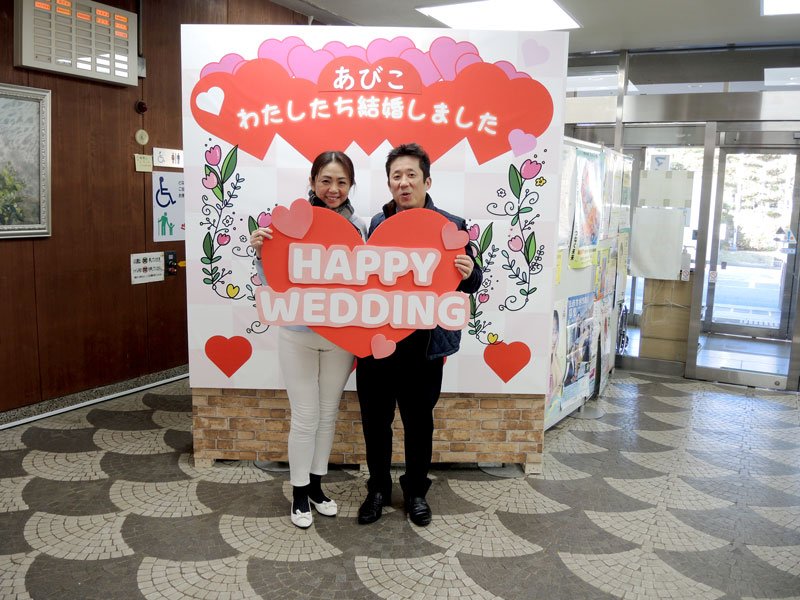 新婚お祝いフォトコーナーで記念撮影するカップル＝３月２７日、我孫子市役所