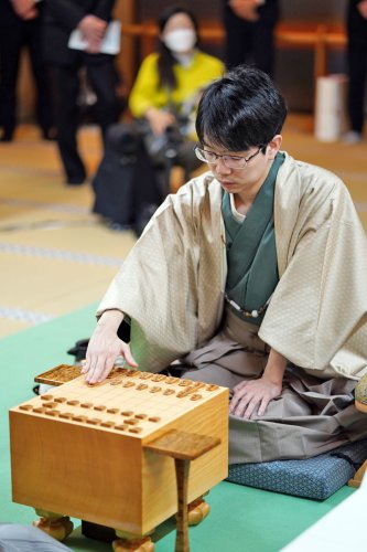成田で名人戦第２局始まる　市民ら１０人初手見守り　藤井八冠、初防衛懸け豊島九段と対局
