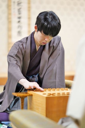 第８２期名人戦七番勝負第２局の１日目に２手目を指す藤井聡太八冠＝２３日午前、成田市の成田山新勝寺（提供：日本将棋連盟）
