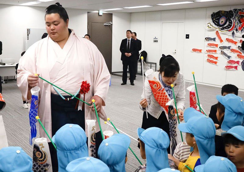 こいのぼり掲揚式に参加した（左から）大相撲の大関琴ノ若と加藤こども政策相＝２２日午前、東京・霞が関のこども家庭庁（共同）