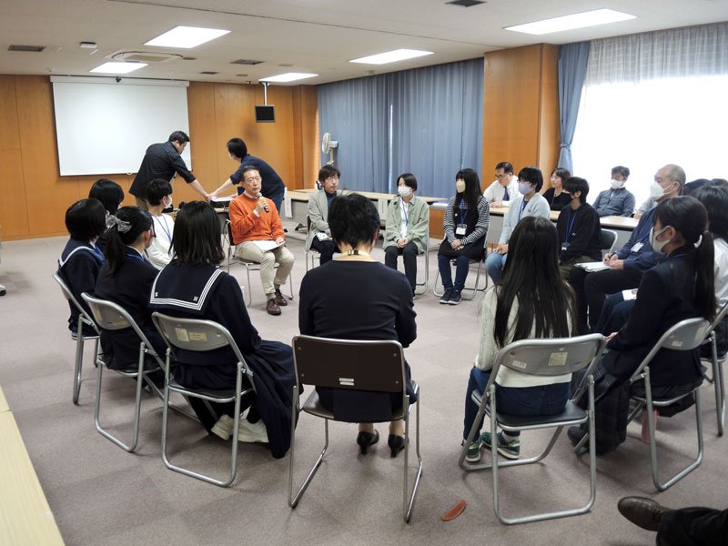 公募による流山市こども会議の報告会で、井崎市長らと意見交換する委員の子どもたち＝３月１６日、同市