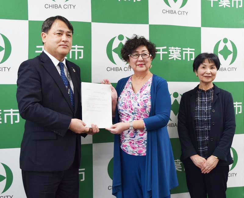 報告書を鶴岡教育長（左）に提出する後藤委員長＝２４日、千葉市役所