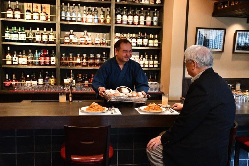 ナポリタン専門店「茶屋花冠北横宿別邸」。主人の松本さん（奥）が手にしているのはマッシュルーム＝香取市
