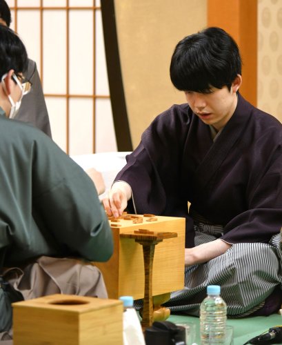 成田で将棋名人戦　藤井八冠「苦しい展開」打破　激闘制し感想戦も入念