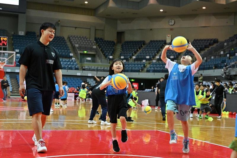 シュート練習する子どもたち＝２７日、千葉市中央区の千葉ポートアリーナ
