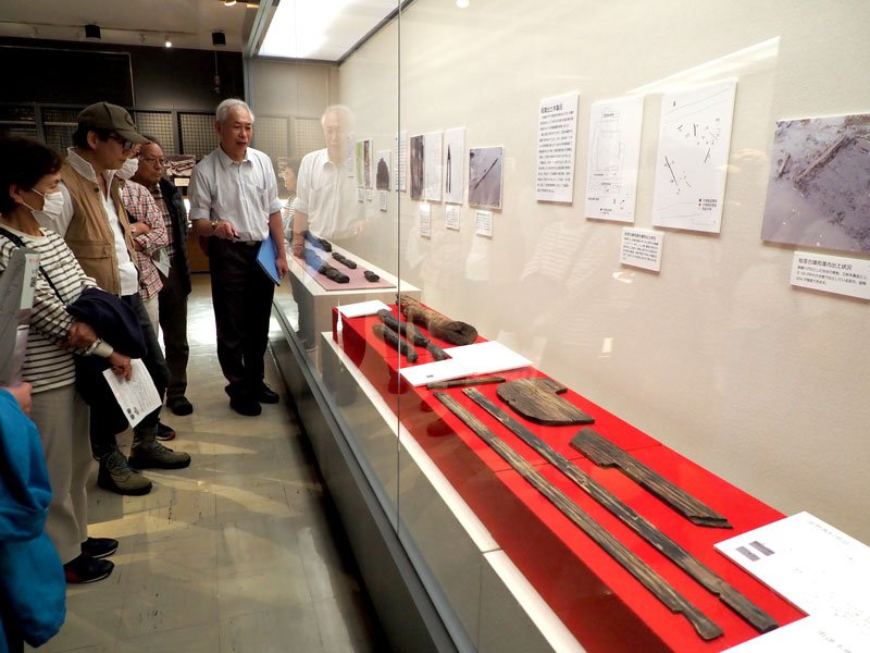 用途不明なものも含め古代のさまざまな木製品が並ぶ企画展「古墳時代の謎の木の道具たち」＝木更津市