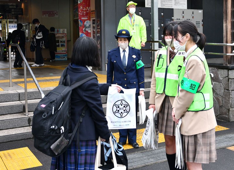 防犯を呼びかける千葉萌陽高の生徒ら＝香取市のＪＲ佐原駅前