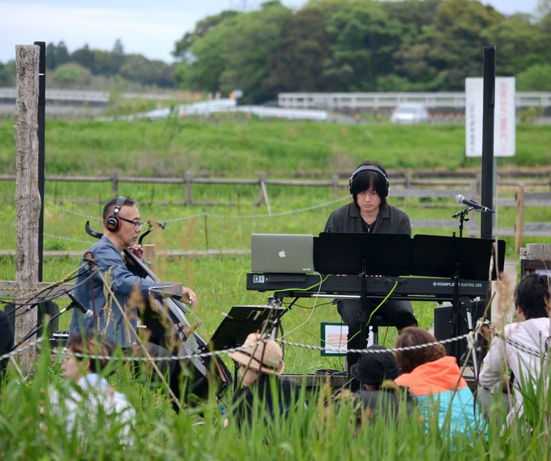４月２７日に「成東・東金食虫植物群落」で開催された小林武史さん（右）らによる音楽イベント＝山武市