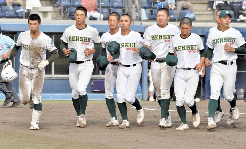 東海大相模に敗れ、スタンドへあいさつに向かう専大松戸の選手たち＝１８日、前橋市の上毛新聞敷島球場