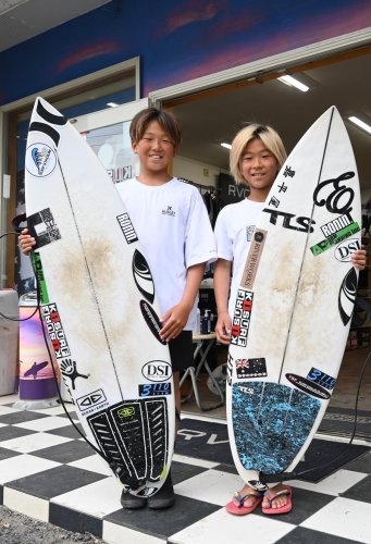 国内外のサーフィン大会で活躍している飯田翔斗さん（左）と夕惺君＝旭市