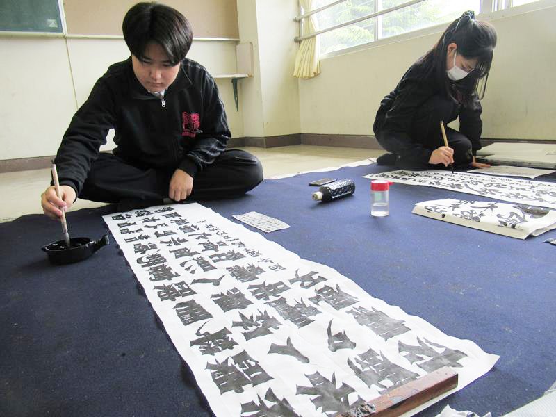 真剣な表情で練習に取り組む書道部員＝市川市