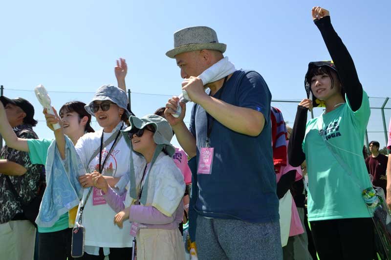 大学生のガイド（右）とＪＡＰＡＮ　ＪＡＭを楽しむ参加者＝４日、千葉市中央区の蘇我スポーツ公園