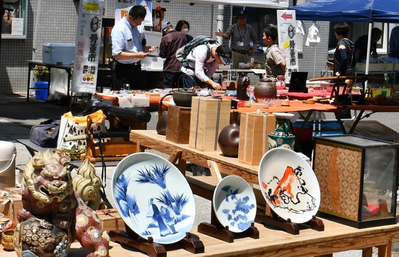 ２００回目の節目を迎えた「小江戸佐原の骨董市」の会場＝５日、香取市
