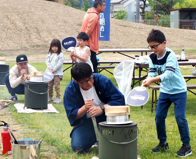 日曜の朝、羽釜の炊飯体験を楽しむ家族＝君津市